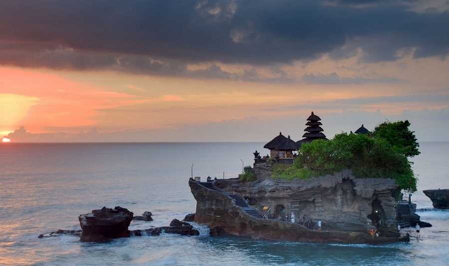 Храм Pura Tanah Lot на закате Храм Pura Tanah Lot