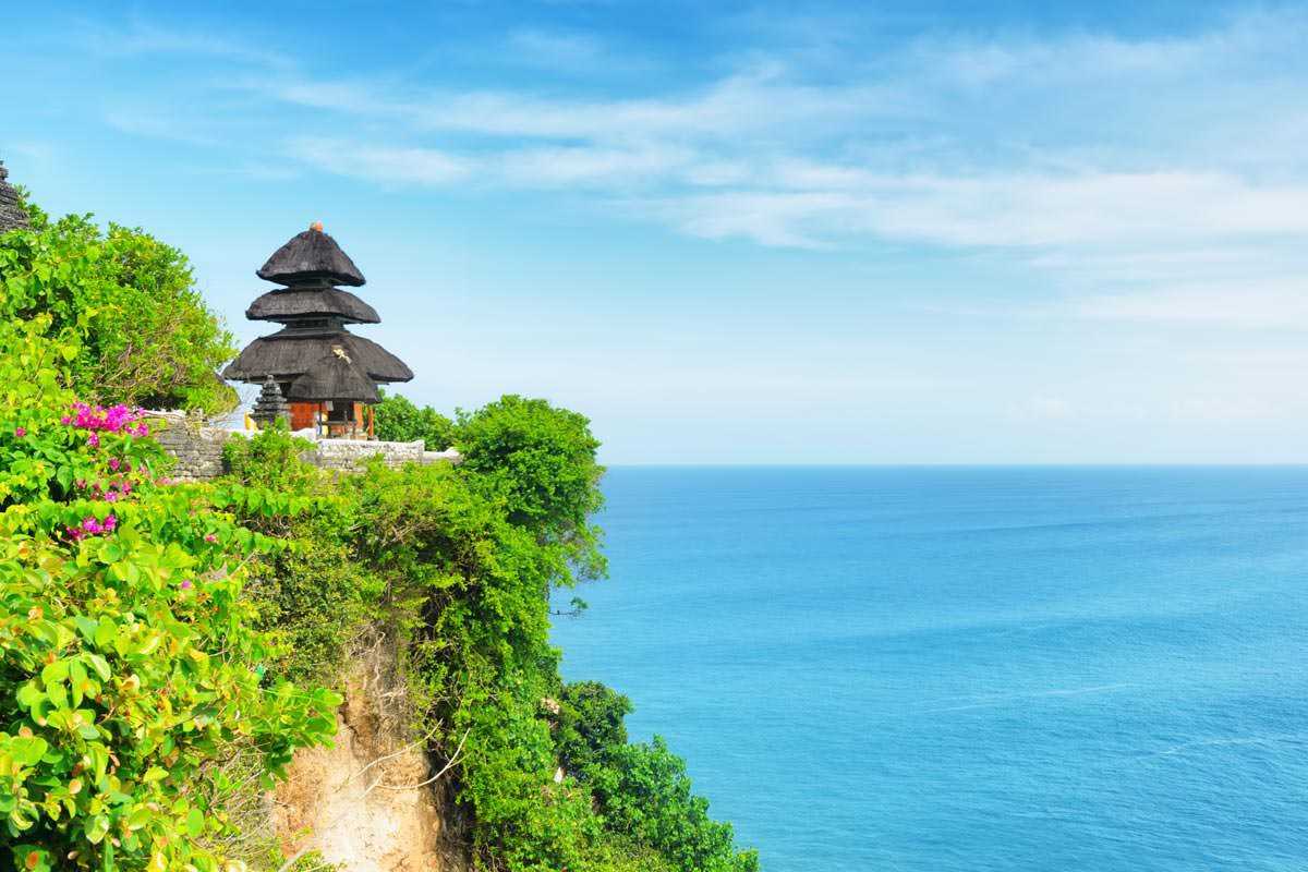 храм Pura Luhur Uluwatu в Джимбаране